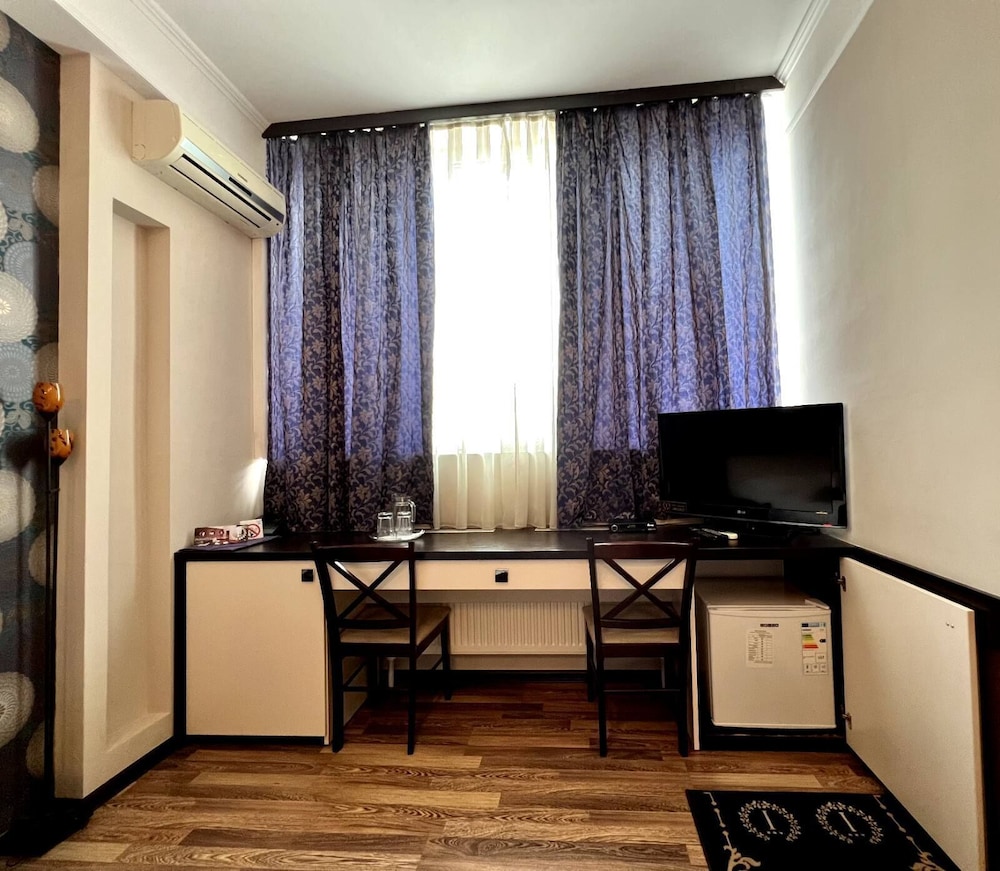 IRIS HOTEL 35/50