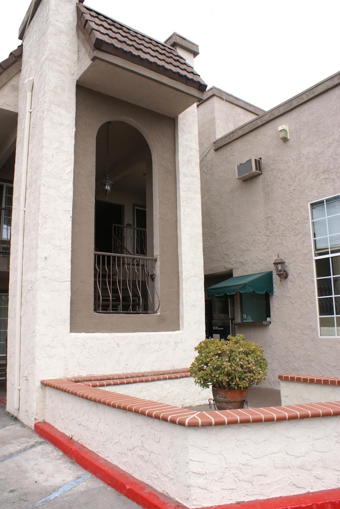 Queens Inn Anaheim 2/57