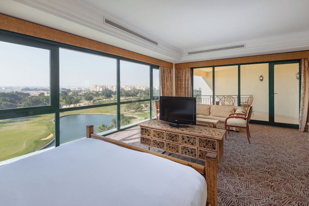 جناح دوبلكس تنفيذي بسرير كينج، Hilton Pyramids Golf Resort 3/8