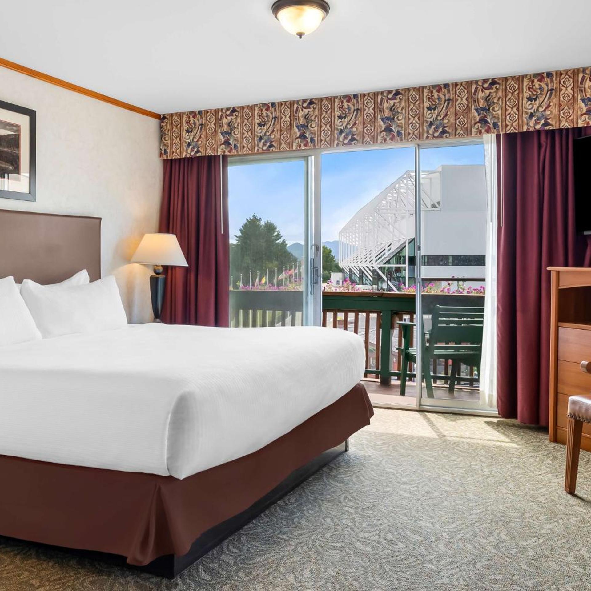 Suite, King Bed, Sofa, Hot Tub