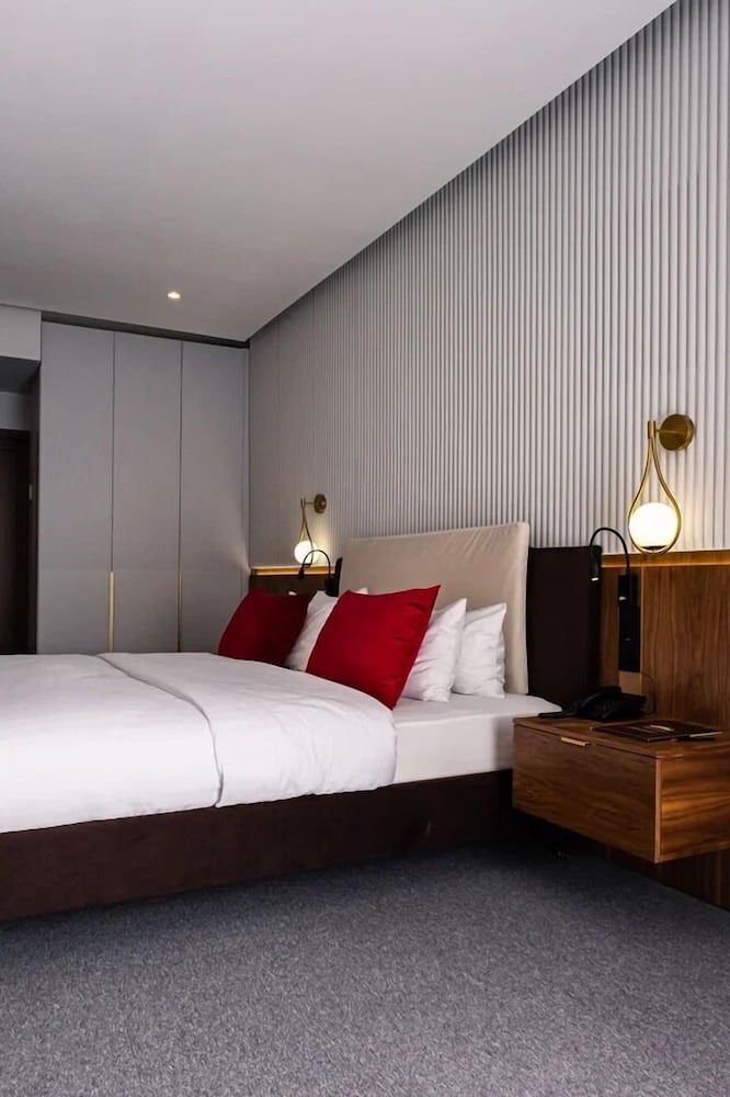 GRAND, SUITE, KING BED