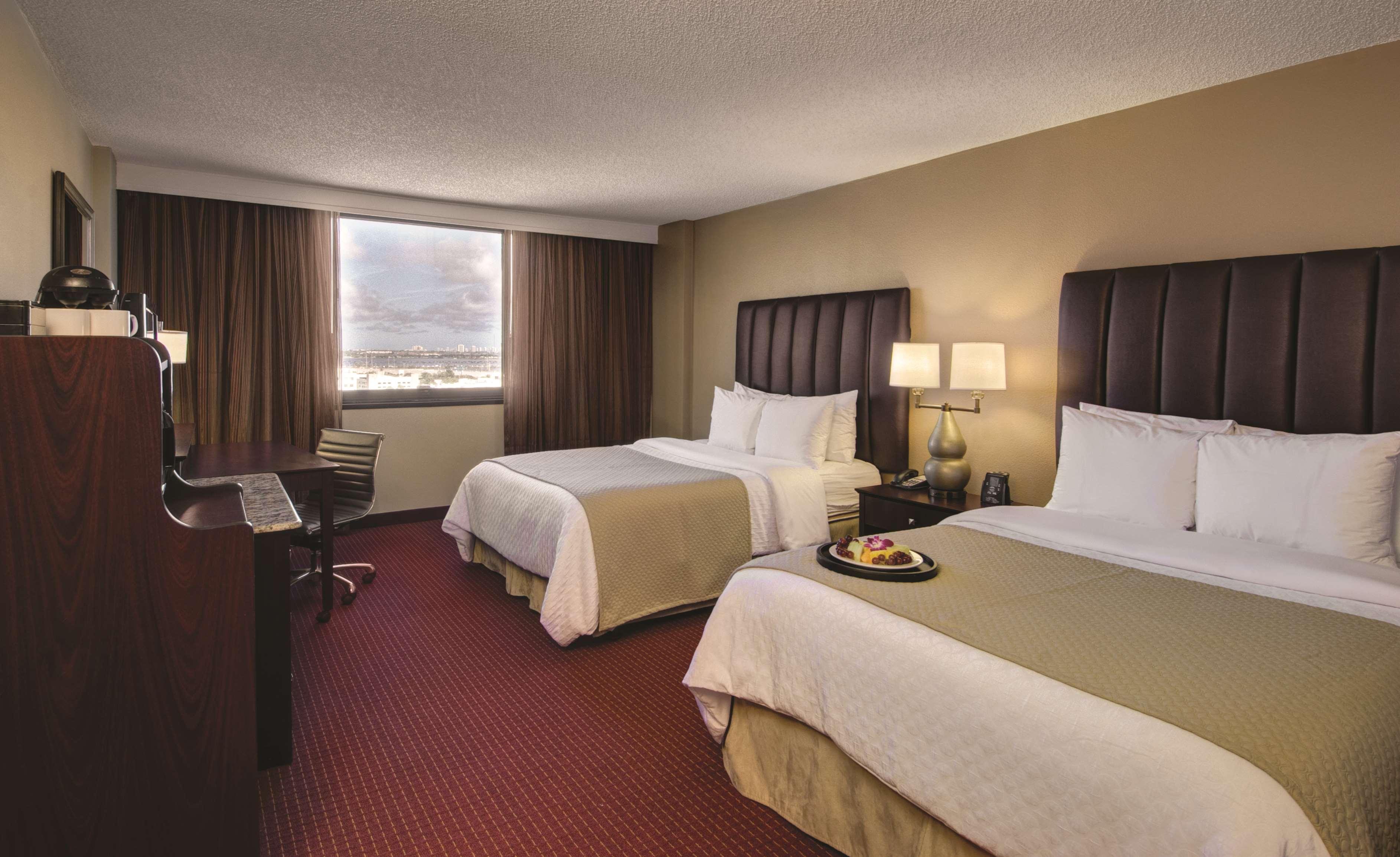 غرفة بسريرين كوين بغرفة نوم واحدة، Embassy Suites by Hilton West Palm Beach Central 2/2