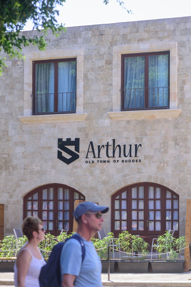 Arthur Suites 4/60
