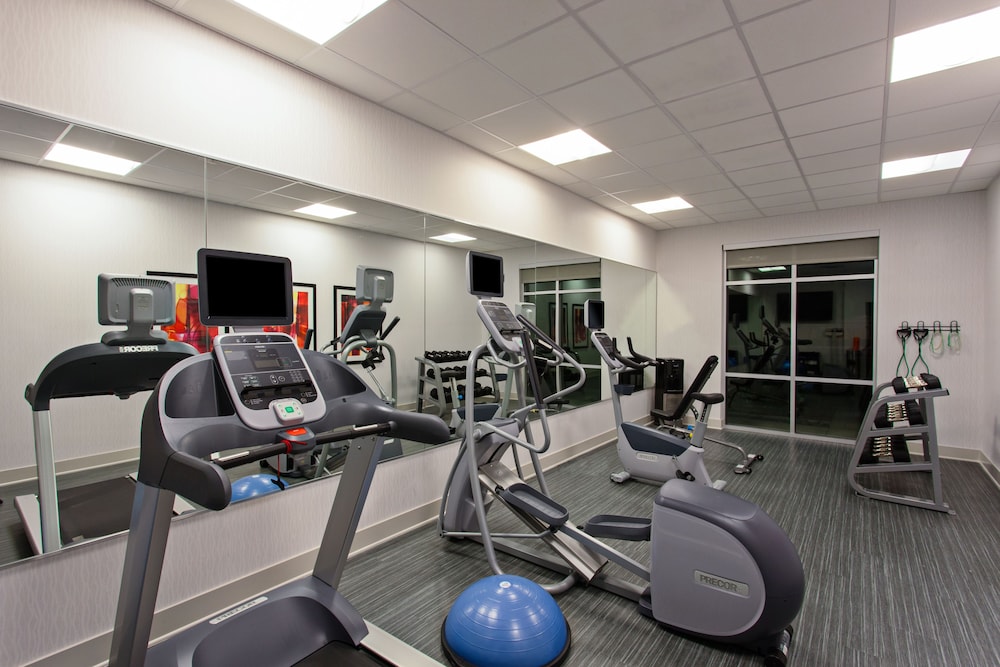 Holiday Inn Express & Suites Anaheim Resort Area 34/58