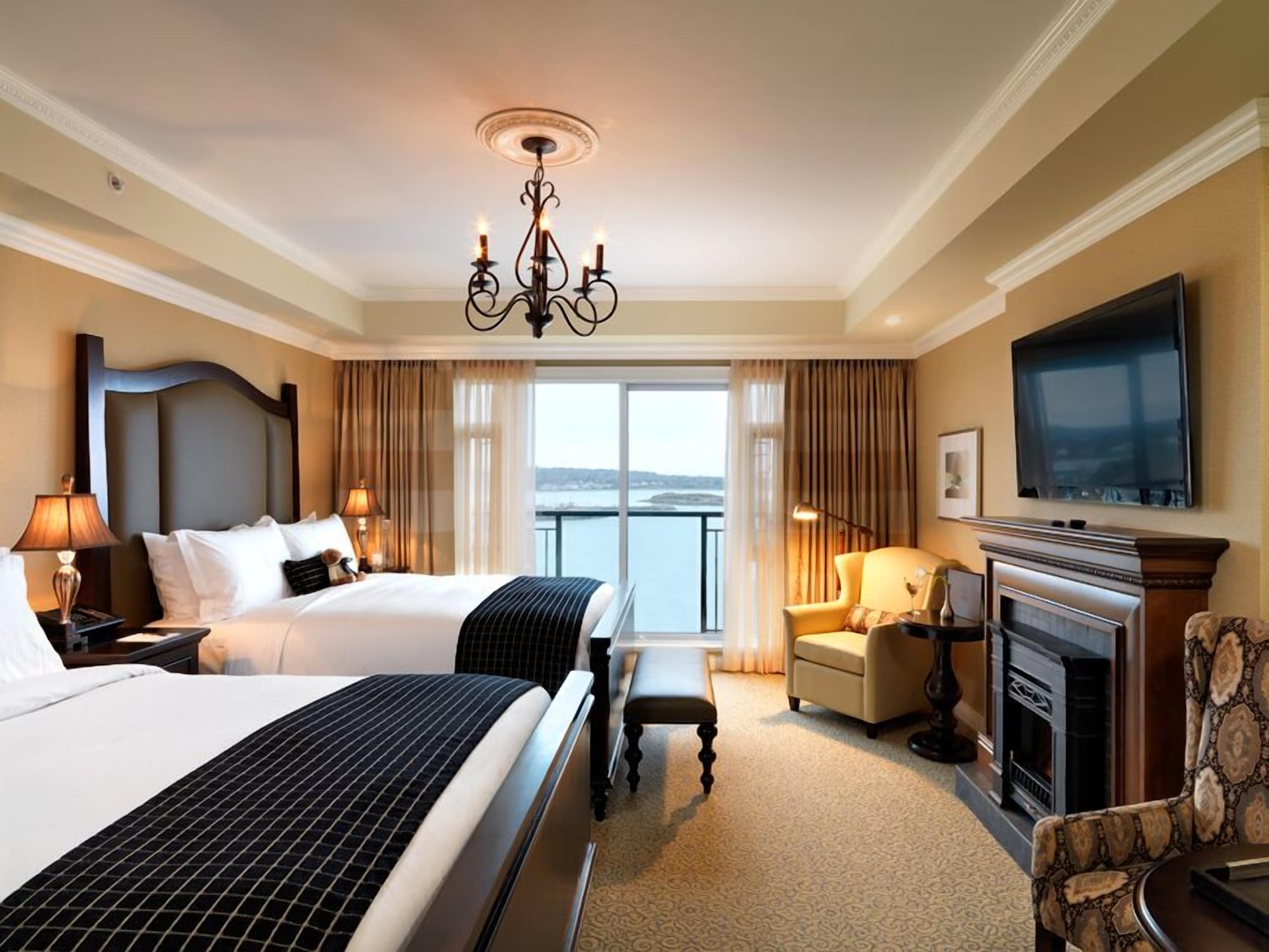 GUEST ROOM, QUEEN BED, PARTIAL OCEAN VIEW