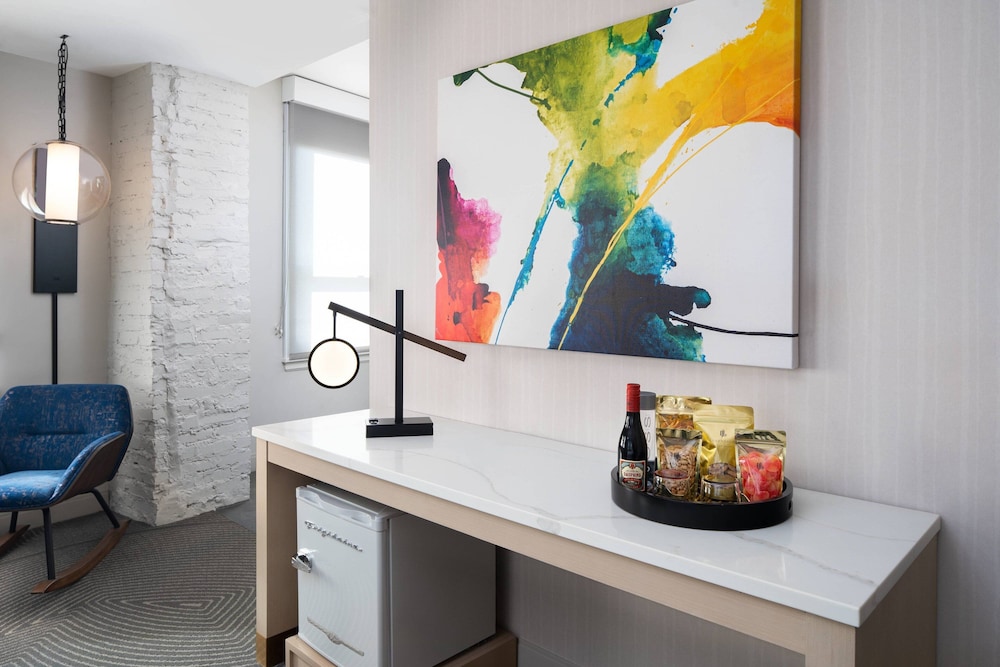 Glass Light Hotel & Gallery Autograph Collection 6/62
