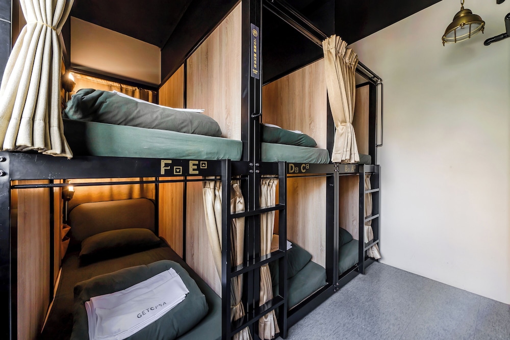 سكن مشترك مختلط بستة أسرّة بحمام مشترك، Getcha Hostel & Bistro 2/5
