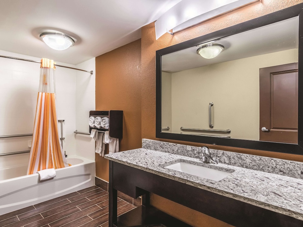 La Quinta Inn & Suites by Wyndham Knoxville Papermill 15/45
