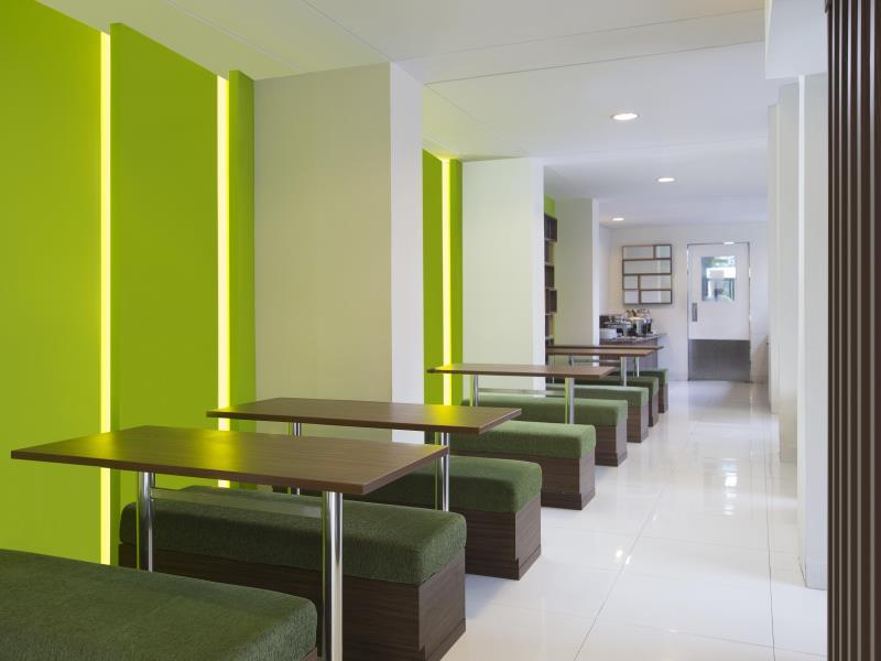 Hotel Ixo Bekasi 16/18