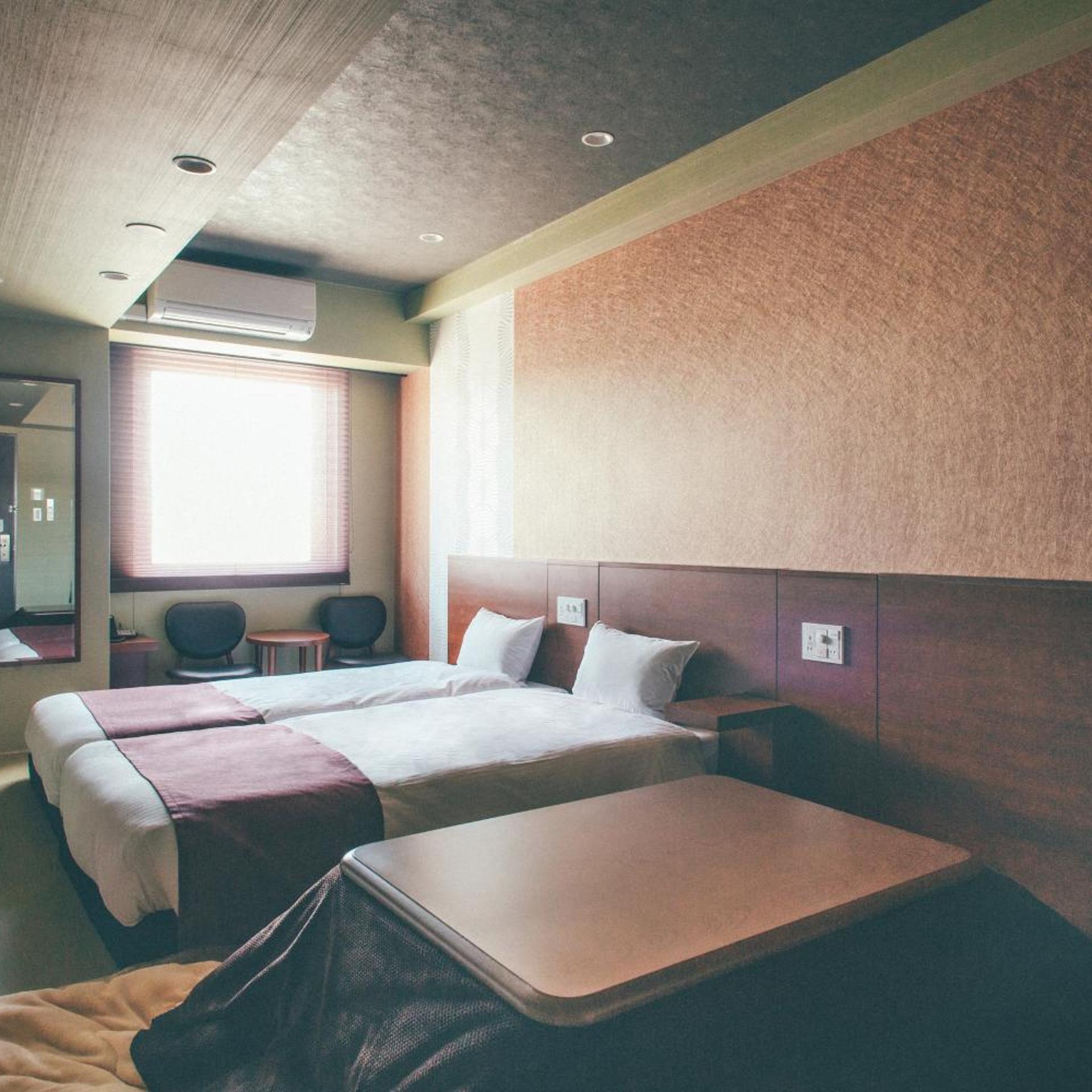Japanese, Hollywood, Twin Beds