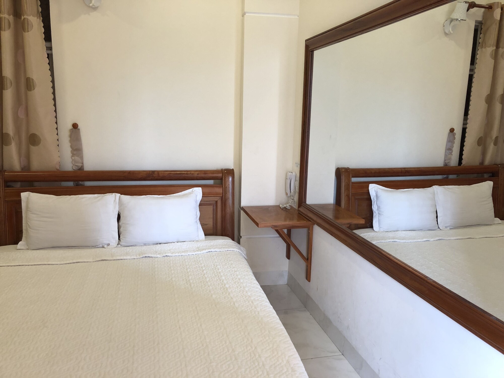 ROOM, DOUBLE BED