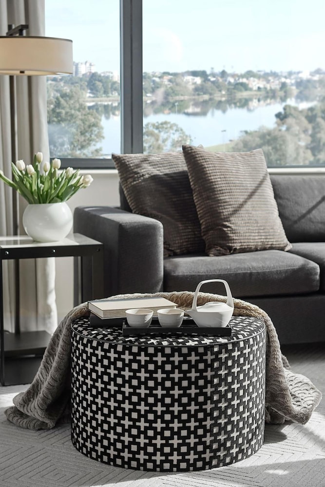 CROWN METROPOL PERTH 10/17