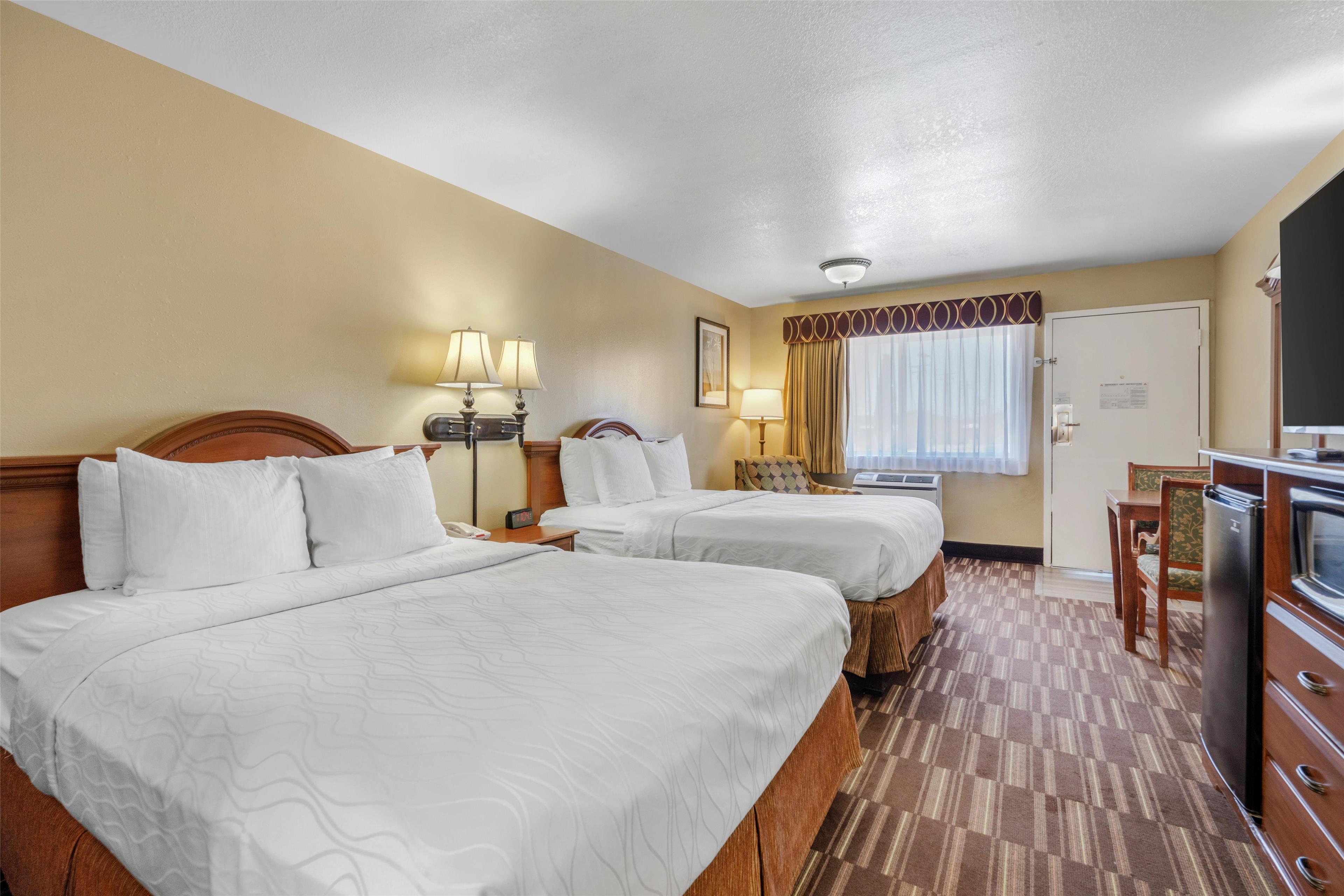 Hai, 2 Queen Beds