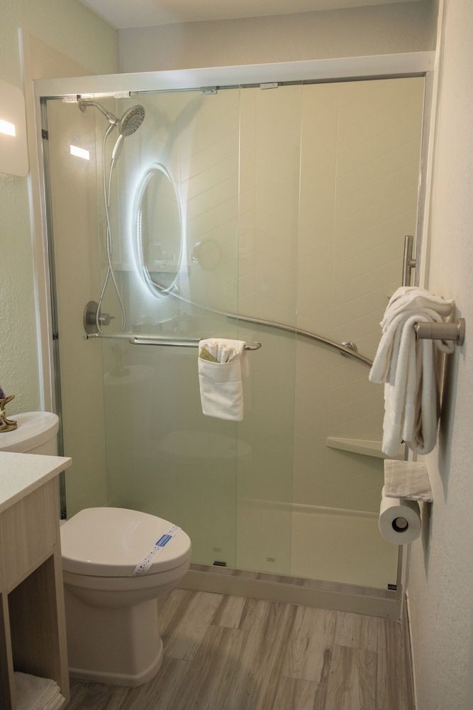 غرفة بسرير كوين مع أريكة، Outer Banks Inn 8/10