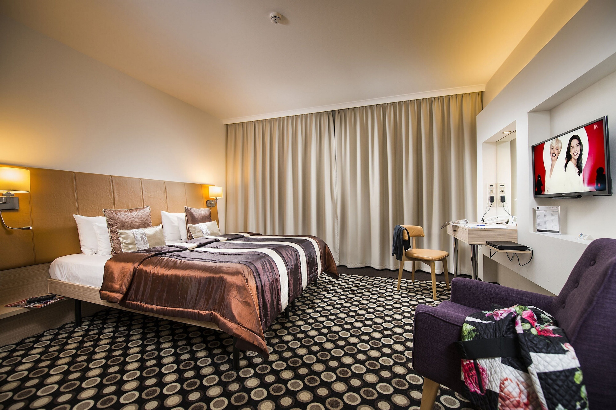 DELUXE, SUITE