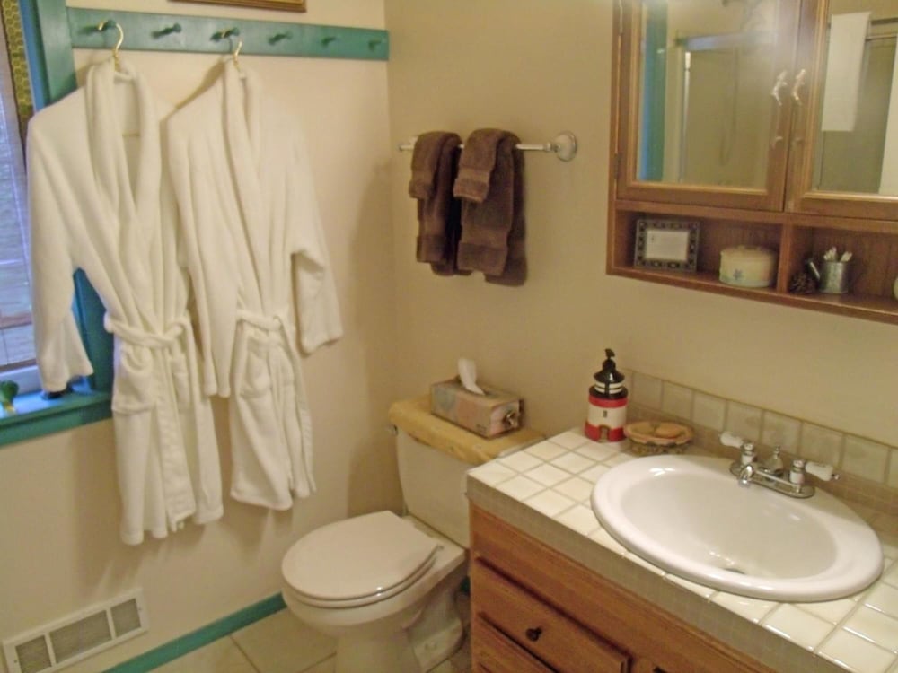 Inn to the Woods Bed and Breakfast 31/33