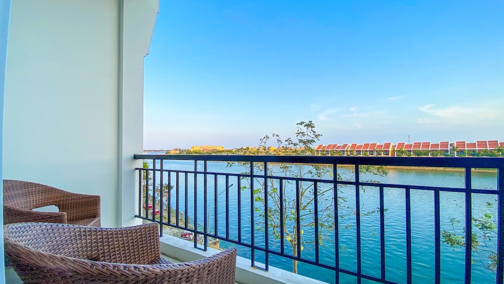 Riverside White House Villa 8/50