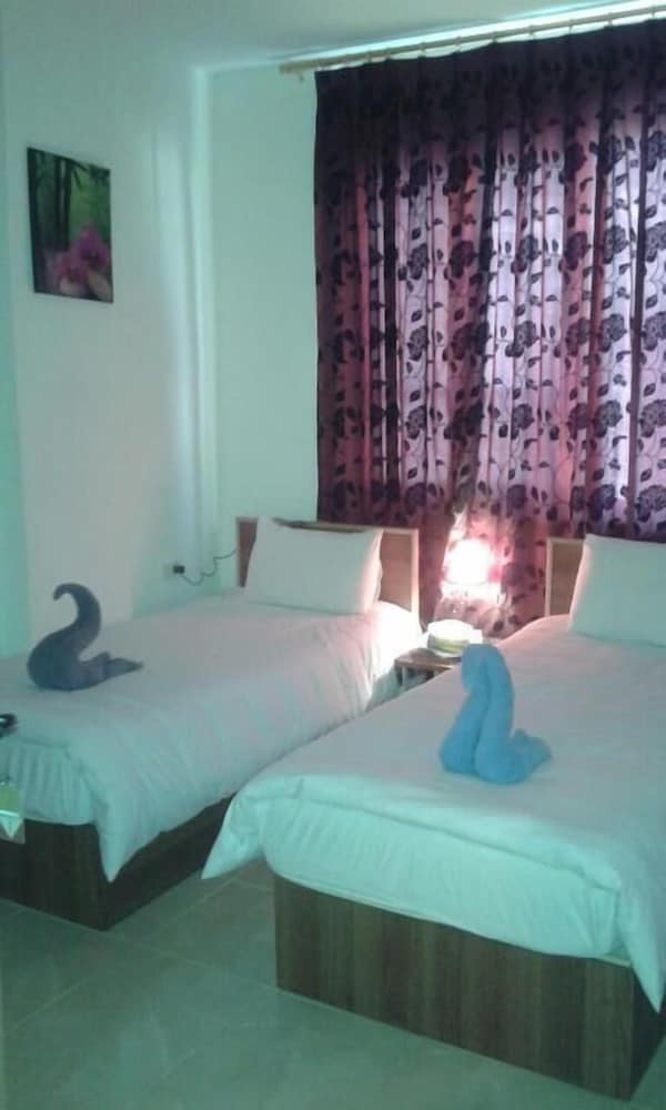 ROOM, DOUBLE OR TWIN BED, SHARED BATHROOM