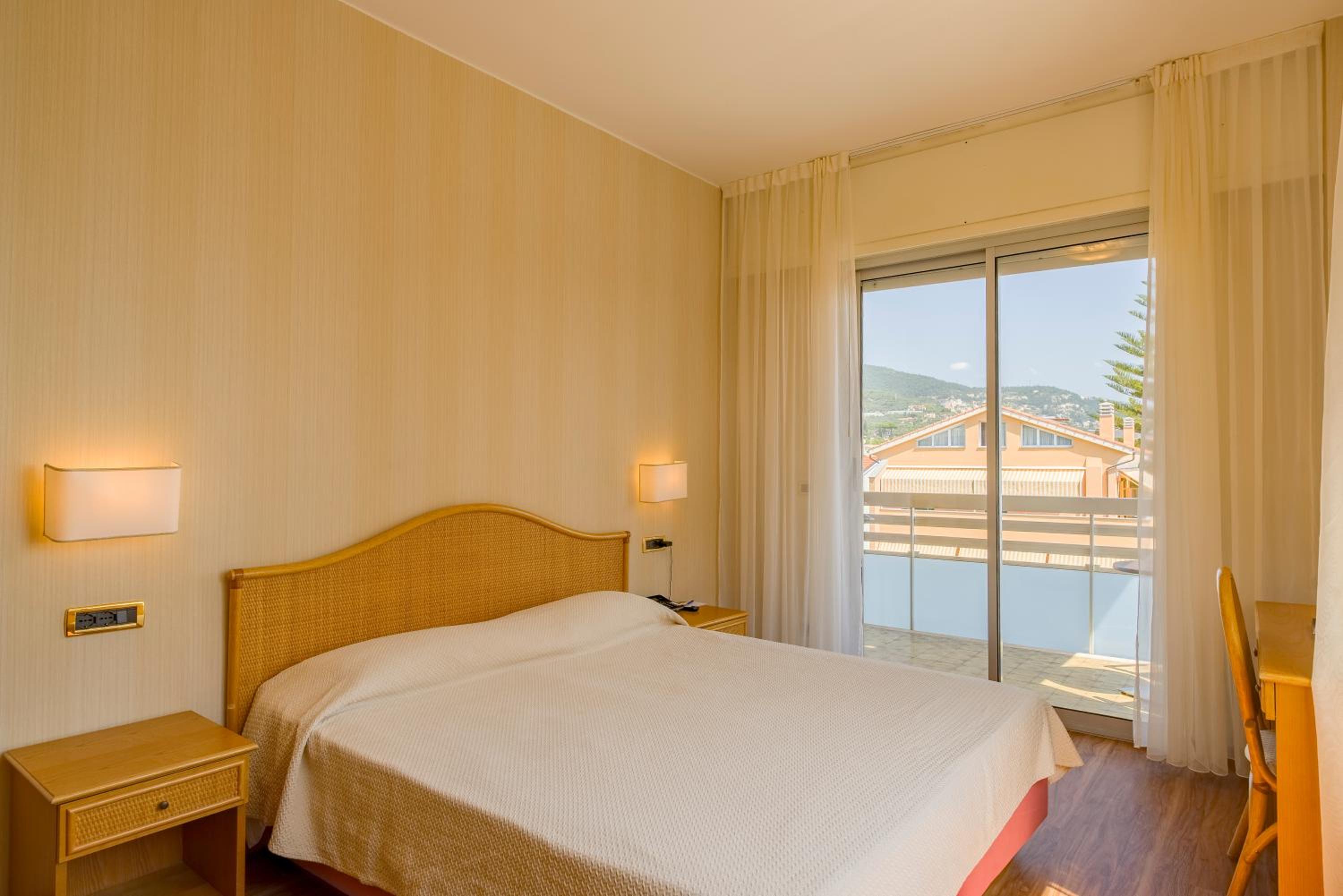Classic, Double or Twin Bed, Lateral Side Sea View