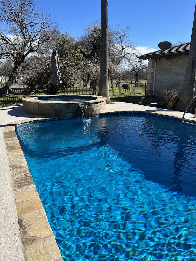 Live Oaks Bed and Breakfast 43/44