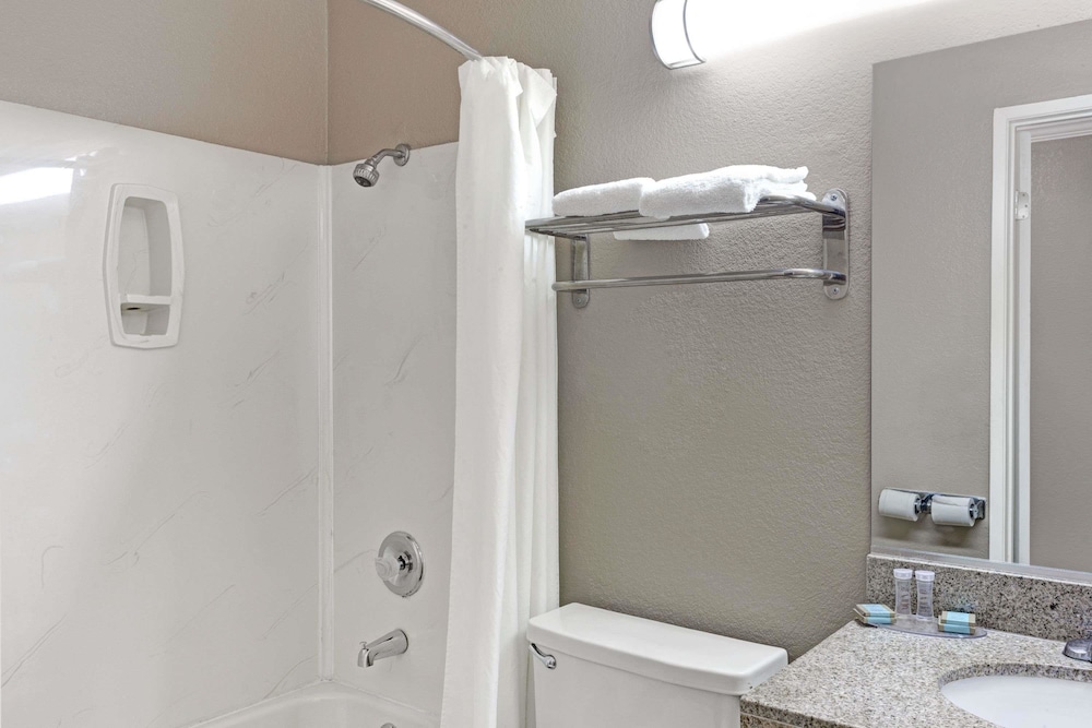 Travelodge by Wyndham Whittier 10/33