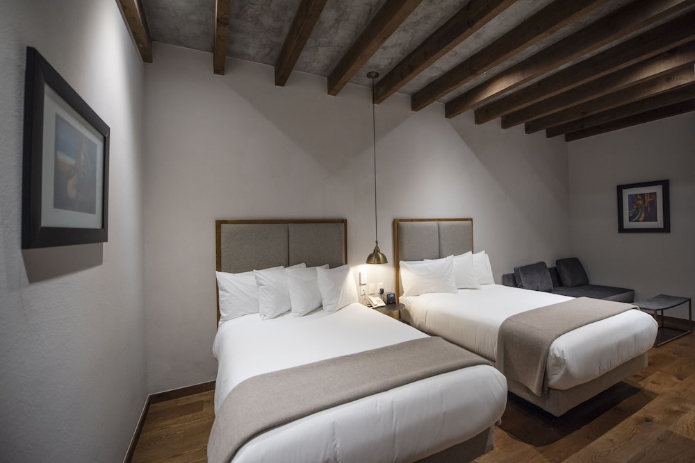 DELUXE, 2 DOUBLE BEDS