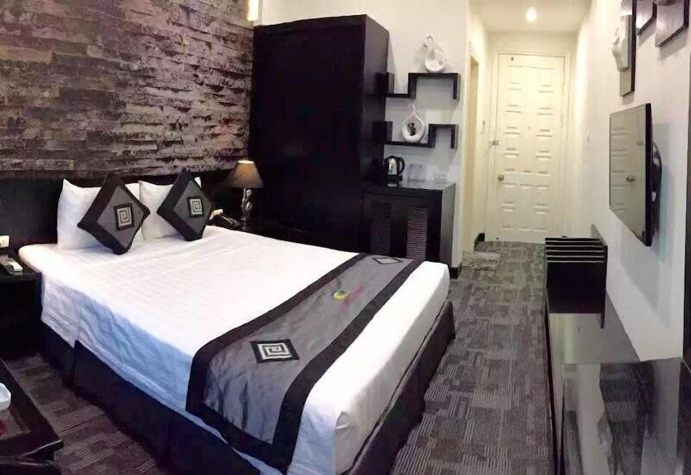 DELUXE, DOUBLE BED, BATHTUB