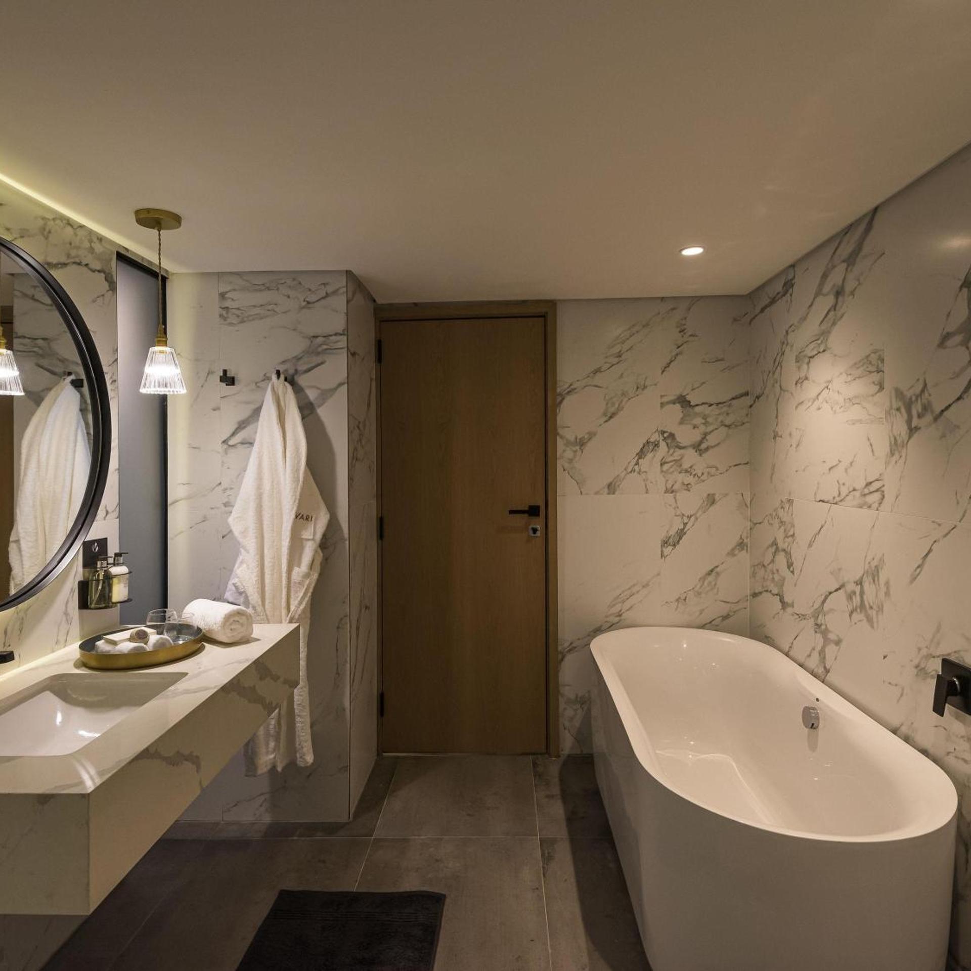 Deluxe, Suite, King Bed, Garden and Pool View