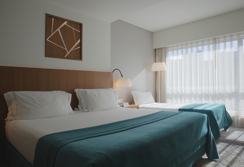 DELUXE, DOUBLE BED, WITH EXTRA BED