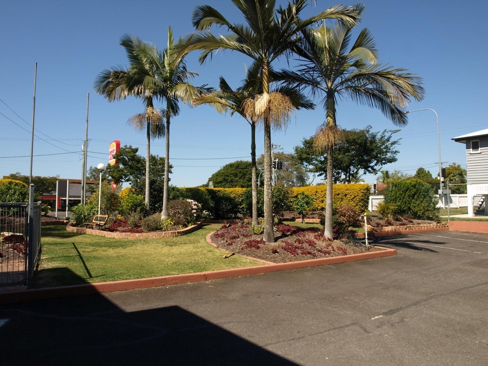 Lancaster Court Motel 34/43