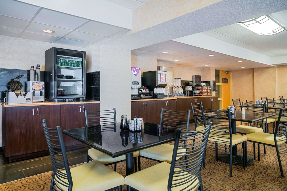 Ramada by Wyndham Plymouth Hotel and Conference Center 43/57