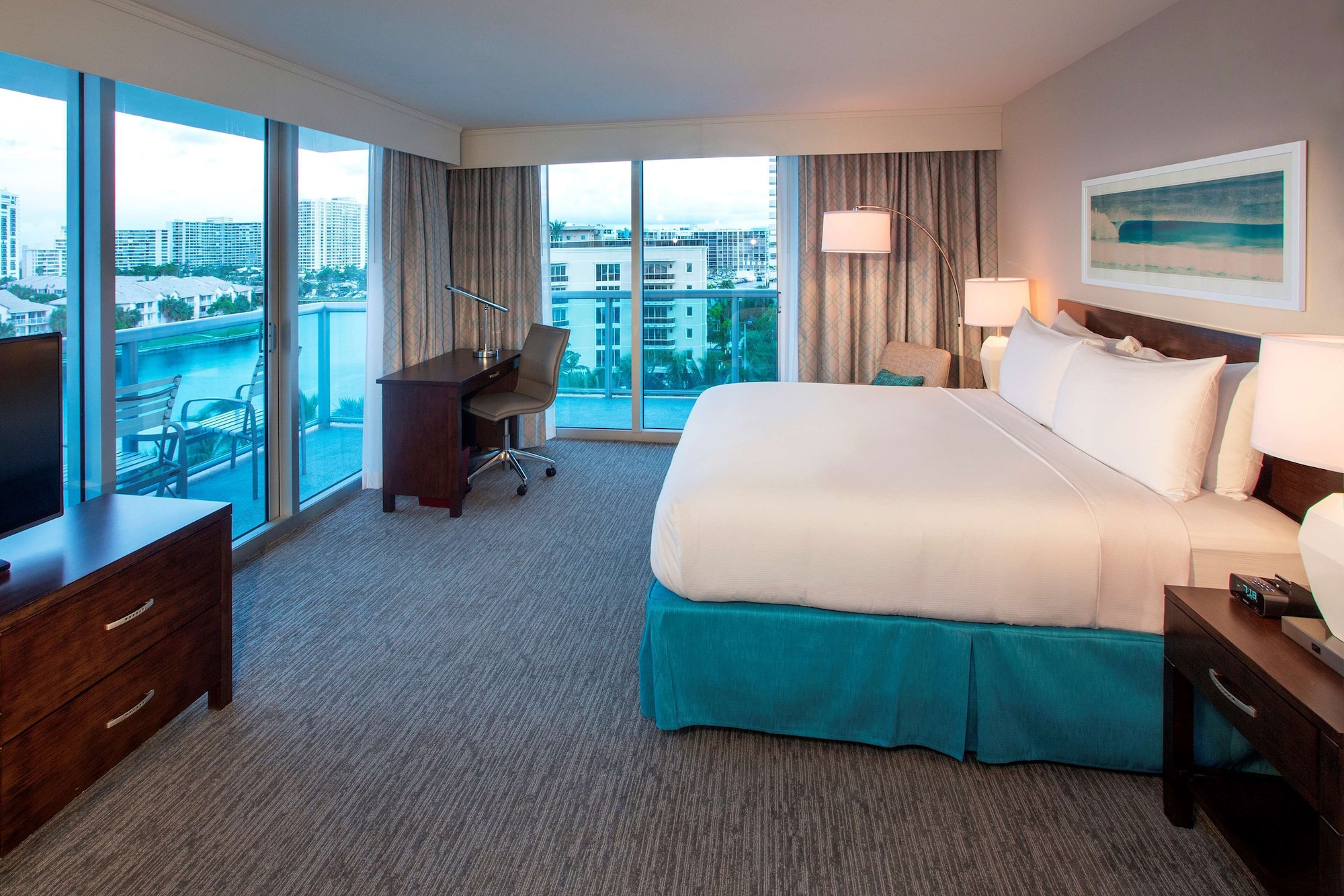 ROOM, SINGLE, KING BED, CORNER