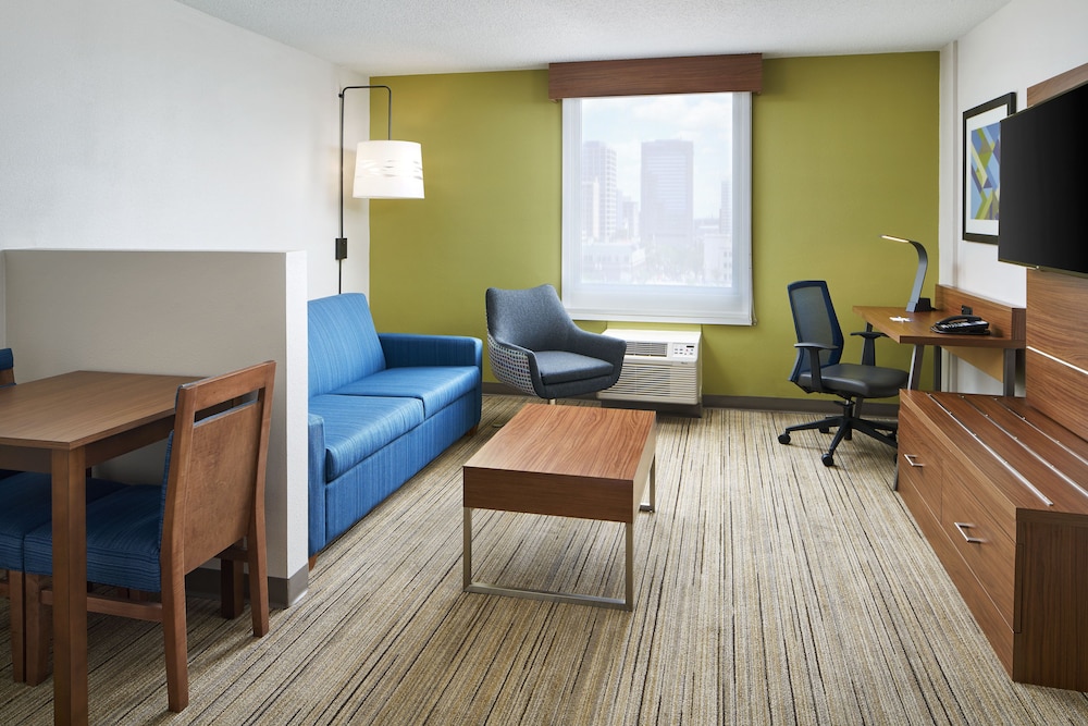 HOLIDAY INN EXPRESS RICHMOND-DOWNTOWN 32/58