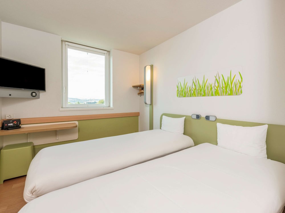 ROOM, TWIN BEDS