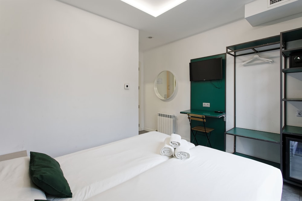 STANDARD, TWIN BEDS, CITY VIEW