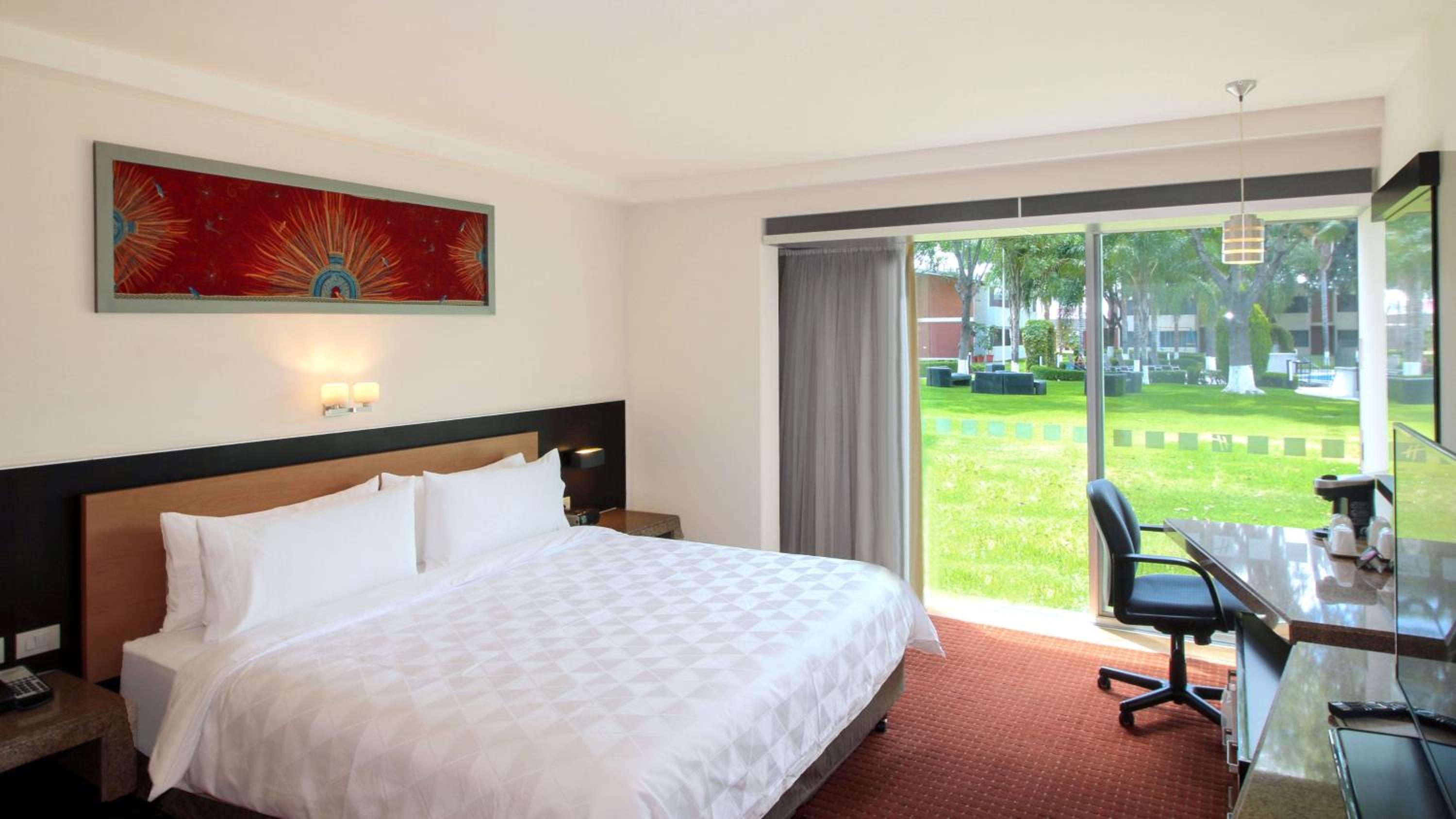 Courtyard, Standard, King Bed, Bathtub