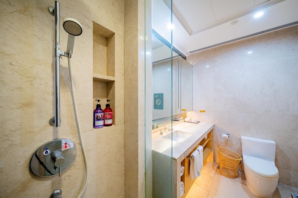 Estay Residence Poly World Trading Center 59/64