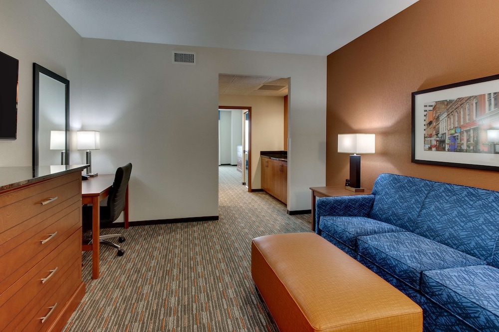 جناح بسريرين كوين بغرفتين مع أريكة بحوض استحمام لذوي الإعاقة، Drury Inn & Suites Knoxville West 3/4