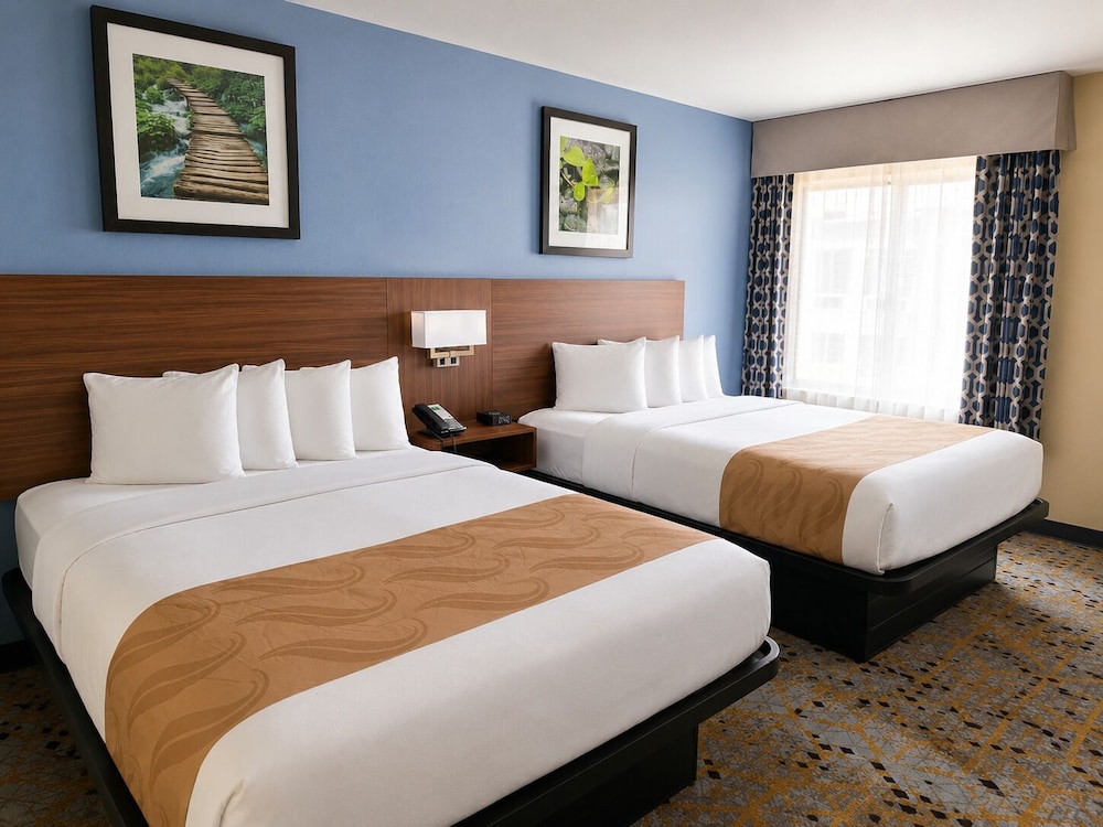 Holiday Lodge Hotel &amp; Conference Center 13/50