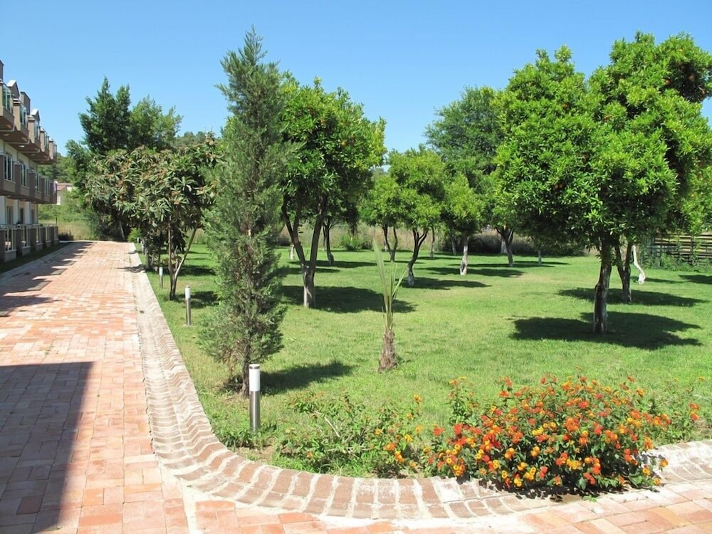Batont Garden Resort Hotel 33/43