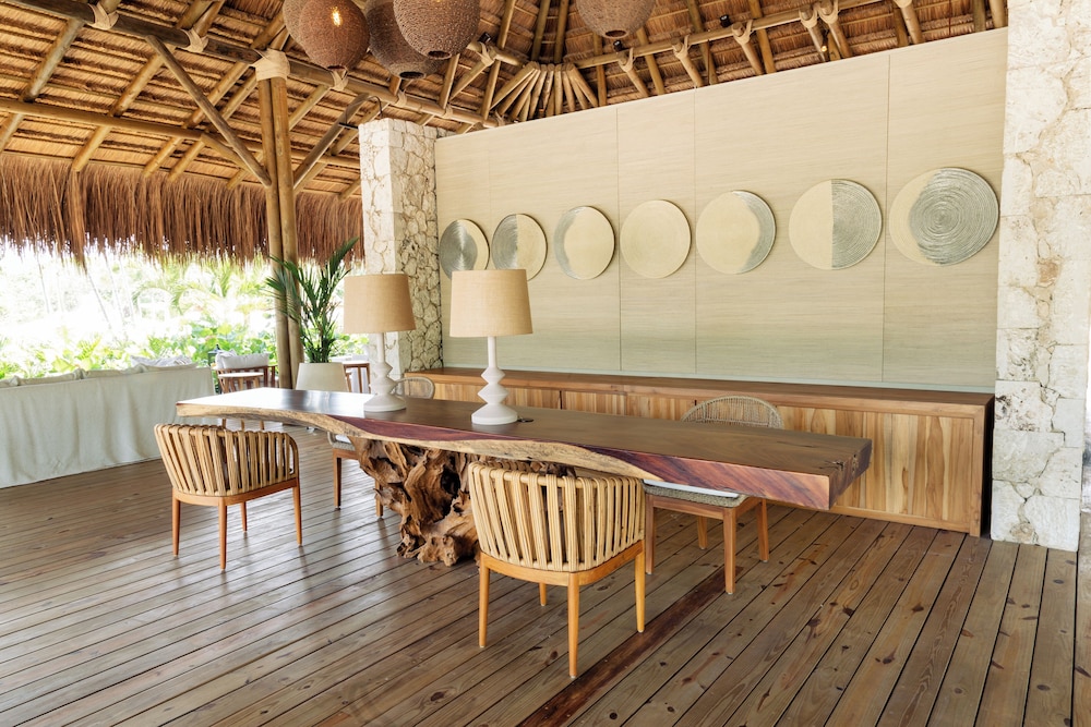 Makani Luxury Wanderlust 54/66