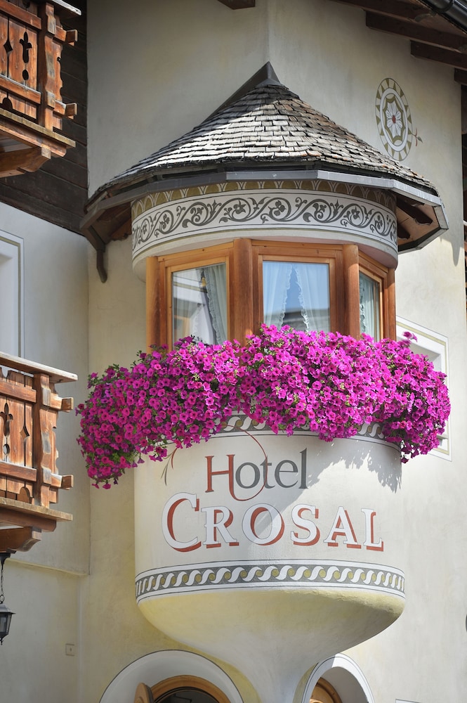 Crosal Hotel 6/50