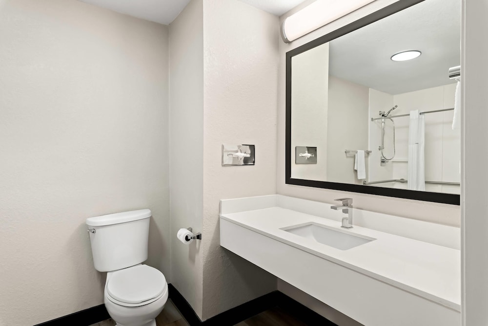 Quality Inn & Suites Dumas, AR 28/33