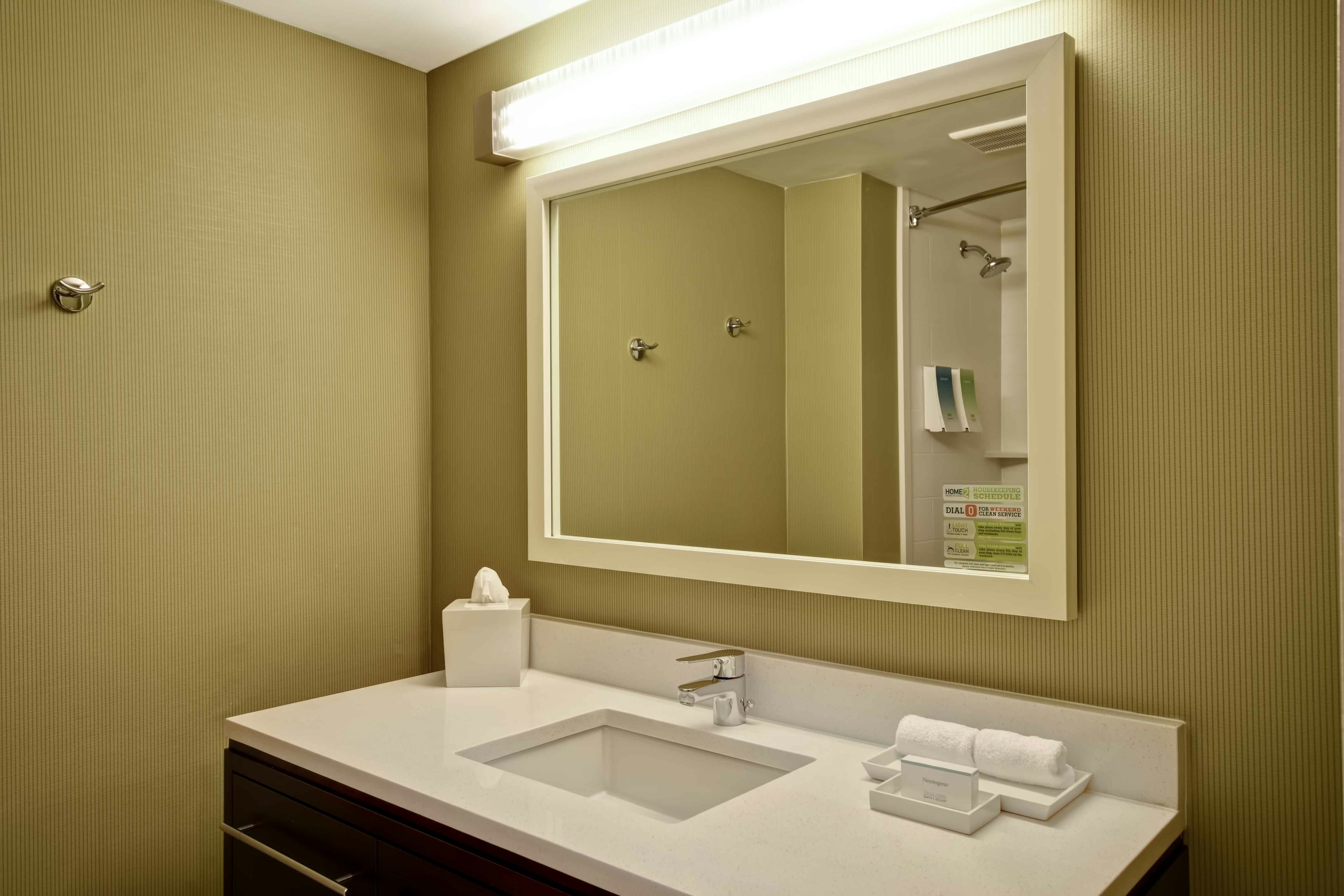 SUITE, KING BED, ACCESSIBLE
