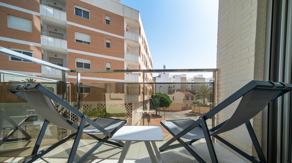 Ahoy Apartments 2/50
