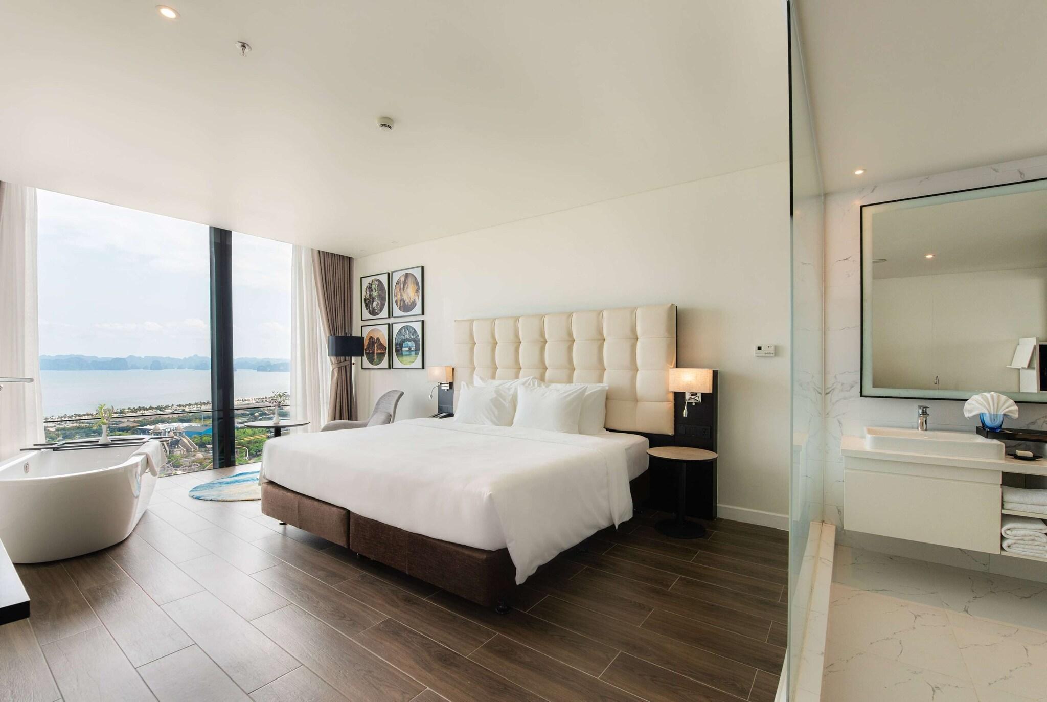 Suite, King Bed, Bay View