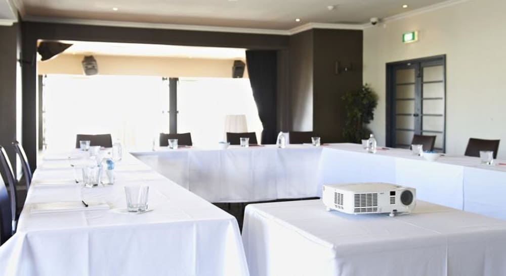 Cottesloe Beach Hotel 59/68