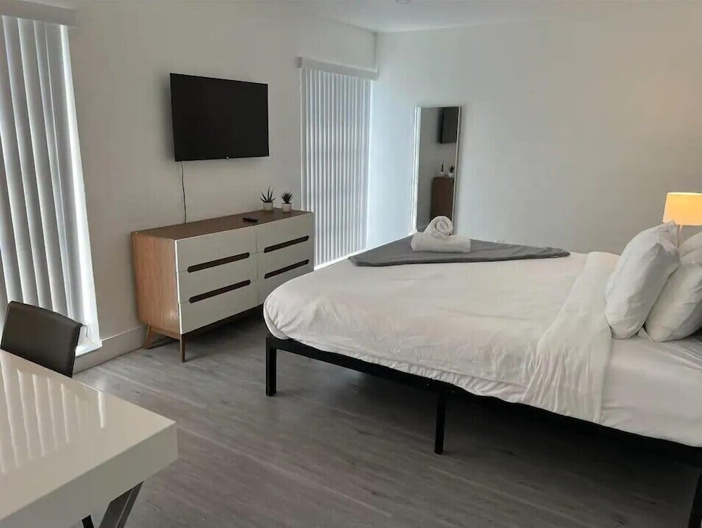 2 BEDROOMS, DESIGNER, DELUXE, APARTMENT, NO RIVER VIEW