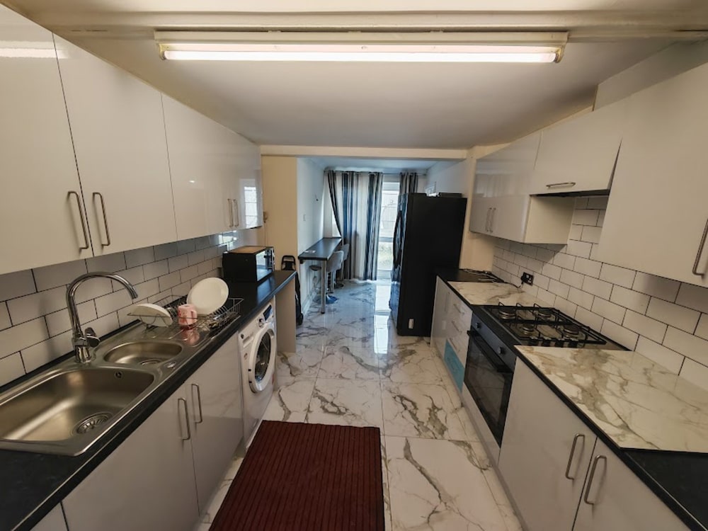 SnoozeDen Chalvey - Free Parking, Near M4 J6 23/35
