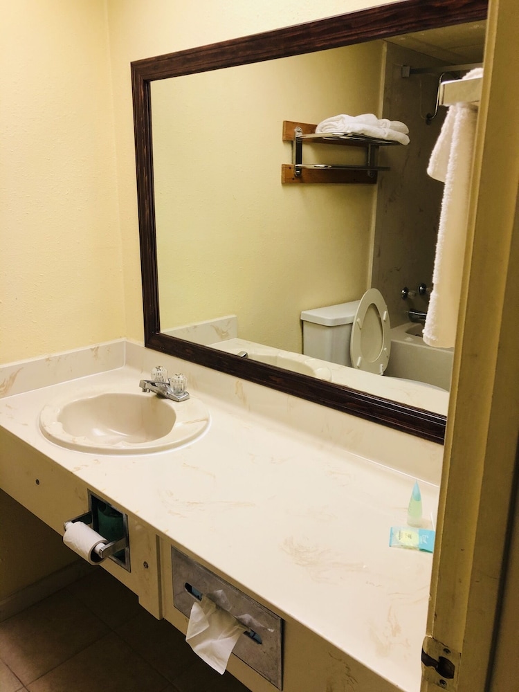 Americas Best Value Inn Suites 14/36